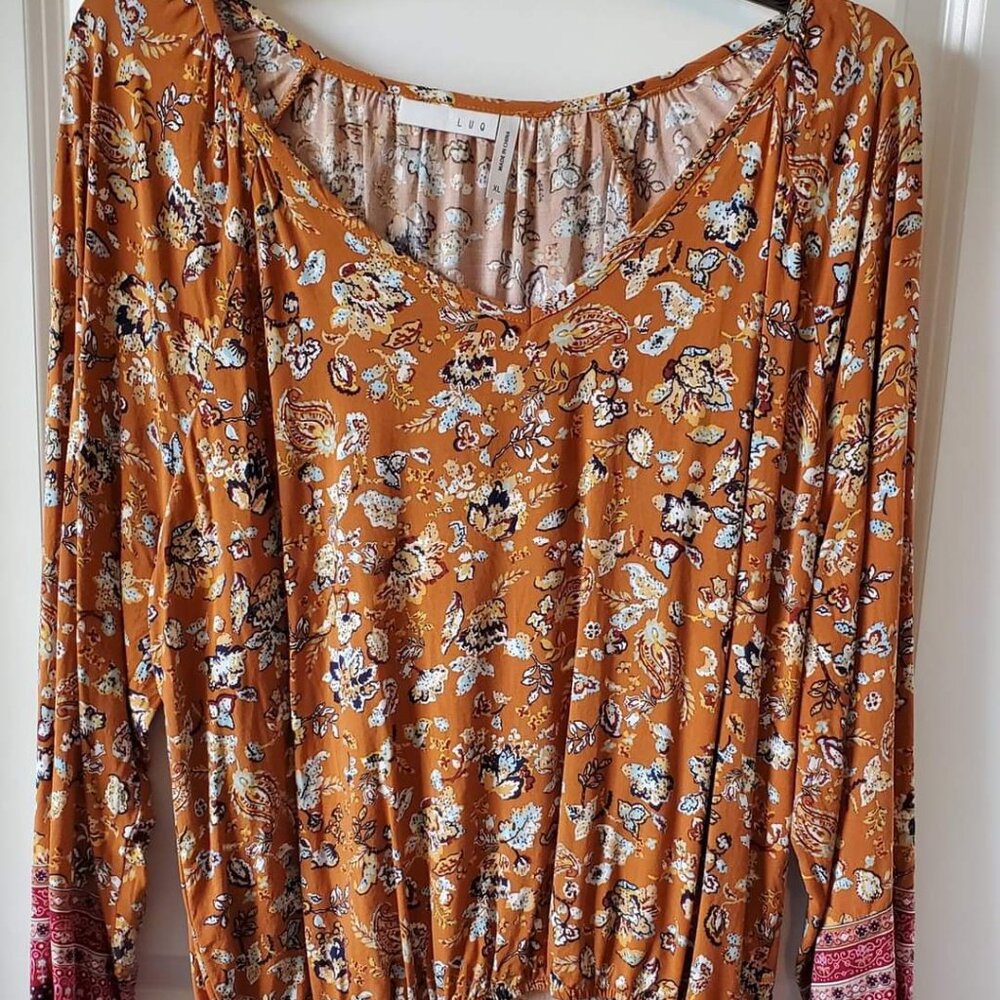 Very pretty LUQ leaf print banded botton blouse. Size XL